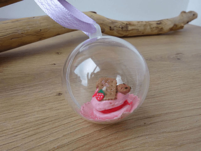 Suspension gourmande - macaron à la fraise et biscuit