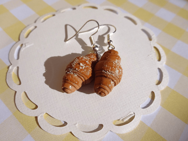 Boucles d'oreilles - Croissants droits au beurre et au sucre glace