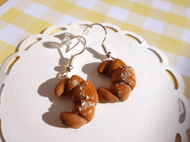 Boucles d&#039;oreilles - Croissants lune au beurre et au sucre glace