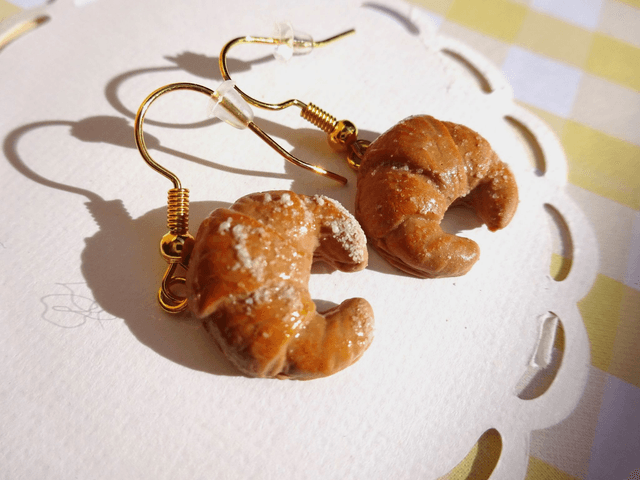 Boucles d&#039;oreilles - Croissants demi-lune au beurre et au sucre glace