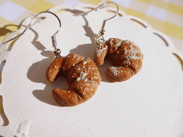 Boucles d&#039;oreilles - Croissants demi lune à la farine