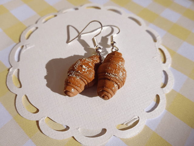 Boucles d&#039;oreilles - Croissants droits au beurre et au sucre glace