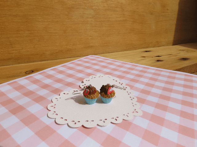 🧁 Boucles d&#039;oreilles - Cupcakes chocolat et fraises